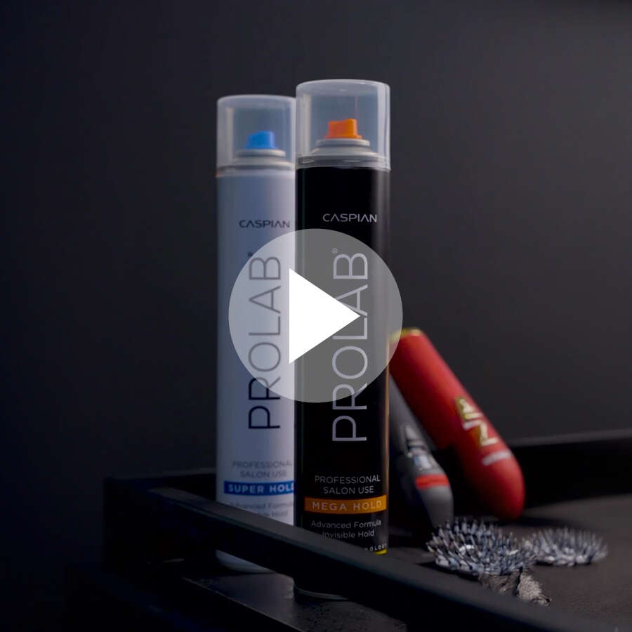 <p>در فاز طراحی آرت&zwnj;ورک، ورسا با رویکردی مینیمال و حرفه&zwnj;ای، مجموعه&zwnj;ای از تصاویر مفهومی خلق کرد که هویت تخصصی برند را برجسته می&zwnj;کرد. تمرکز اصلی بر نمایش کاربرد دقیق و حرفه&zwnj;ای محصول برای استایلیست&zwnj;ها بود؛ بدون اغراق، شلوغی یا عناصر غیرضروری. ترکیب نور، بافت و رنگ در این آثار، حس دقت، ظرافت و کنترل را منتقل می&zwnj;کرد دقیقا&nbsp;همان ویژگی&zwnj;هایی که Prolab را به انتخابی ویژه برای آرایشگران حرفه&zwnj;ای تبدیل می&zwnj;کند.</p>
