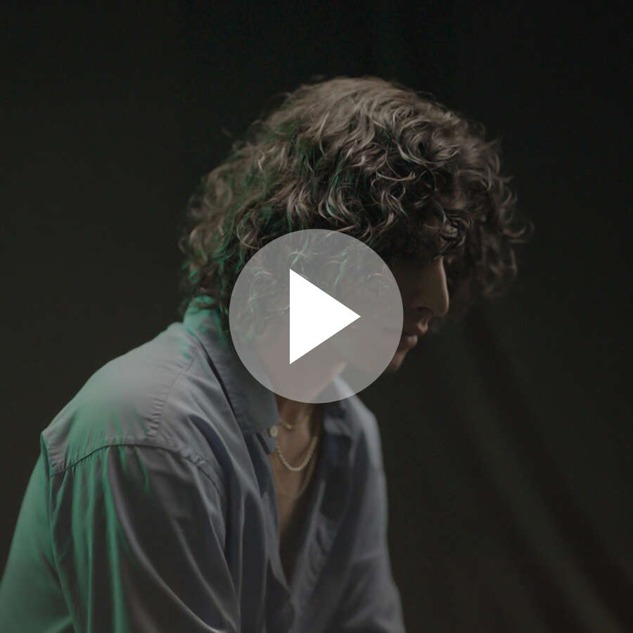 <p>در آغاز همکاری با کاسپین، ورسا تصمیم گرفت &nbsp;به&zwnj;دلیل محدودیت&zwnj;های موجود بدون تغییر در طراحی بسته&zwnj;بندی محصول،&nbsp;از مسیر تغییر در فرم محتوا وارد شود. هدف این بود که با تکیه بر ترندهای روز و خلق ایده&zwnj;های مدرن، جایگاه تاریخی و پیشرو این برند در کنار محصولات جدید بازار حفظ و تقویت شود.</p>
