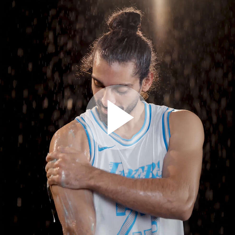 <p>در ویدیوهای استدیویی، ورسا در محیط بلک باکس از شخصیت&zwnj;هایی استفاده کرد که حضورشان در تبلیغ شامپو &laquo;غیرمنتظره&raquo; اما کاملاً منطقی بود مثلا یک بسکتبالیست که تعریق شدید دارد یا یک معمار که ساعت&zwnj;ها با کلاه ایمنی کار می&zwnj;کند.&nbsp;این انتخاب&zwnj;ها راهی بود برای ساختن روایتی تازه؛ شامپوی ناتل فقط برای حمام نیست، بلکه برای سبک زندگی&zwnj;های متفاوت و واقعی است. این زاویه خلاق، کمپین ناتل را از مسیر کلیشه&zwnj;ای تبلیغات محصولات بهداشتی جدا کرد.</p>
